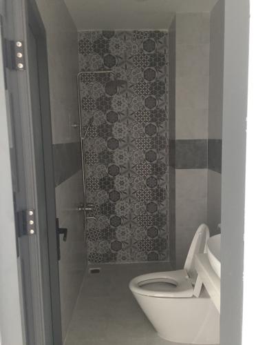 Toilet Nhà phố Quận Thủ Đức Nhà phố kết cấu 1 trệt 2 lầu đầy đủ nội thất, cách Quốc Lộ 13 100m.