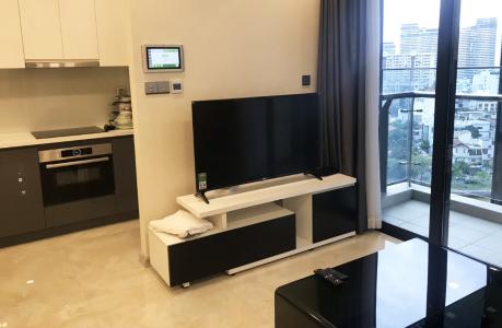 Phòng khách Vinhomes Golden River, Quận 1 Căn hộ Vinhomes Golden River tầng trung, ban công Tây Nam.