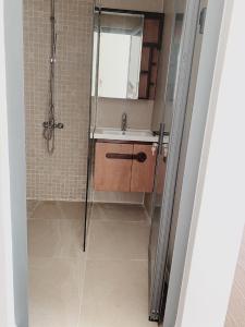 nhà phố Bình Thạnh Bán nhà hẻm Chu Văn An, thiết kế hiện đại, có sân thượng rộng.