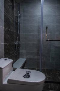 Toilet Saigon South Residence Nhà Bè  Căn hộ Saigon South Residence tầng trung, view thành phố.