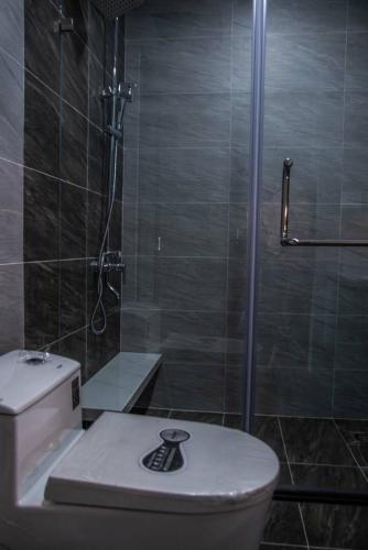 Toilet Saigon South Residence Nhà Bè  Căn hộ Saigon South Residence tầng trung, view thành phố.