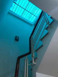 Bên trong nhà phố Quận 1 Nhà phố trung tâm thành phố Quận 1 hướng Nam, đầy đủ nội thất.