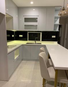 Phòng bếp Diamond Island Quận 2  Căn hộ Diamond Island tầng trung, view thành phố lung linh về đêm.