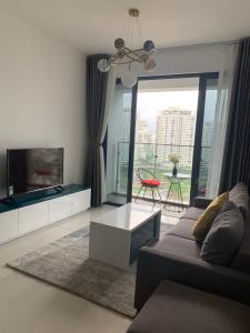 Phòng khách One Verandah Quận 2 Căn hộ One Verandah 2 phòng ngủ, view thành phố lung linh về đêm