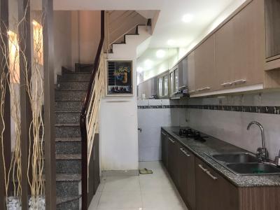 Phòng bếp nhà phố Quận 1 Nhà phố trung tâm thành phố Quận 1 hướng Nam, đầy đủ nội thất.