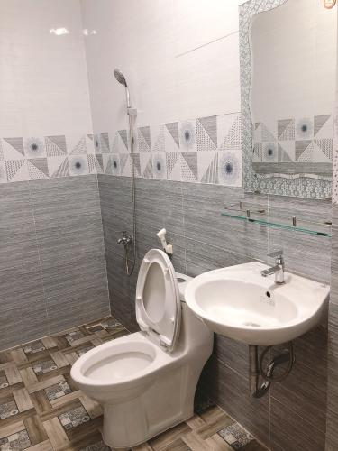 WC Nhà phố mặt tiền diện tích sử dụng 150m2, thích hợp kinh doanh.