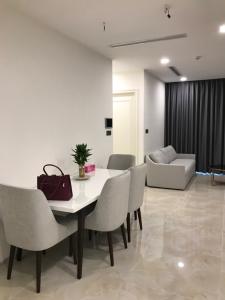 Phòng khách Vinhomes Golden River, Quận 1 Căn hộ Vinhomes Golden River tầng thấp, đón view thoáng mát.