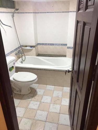 toilet  Nhà phố mặt tiền khu dân cư đông đúc sầm uất, hướng Tây.