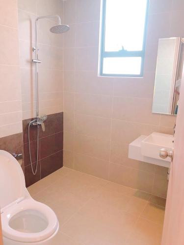 Toilet căn hộ dịch vụ quận 10 Cho thuê căn hộ dịch vụ đường Ba tháng Hai, Quận 10, diện tích 35m2, cách Nhà hát Hòa Bình 200m