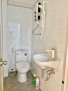 Toilet Nhà phố Quận 7 hướng Tây diện tích đất 3mx7m, hẻm xe máy.
