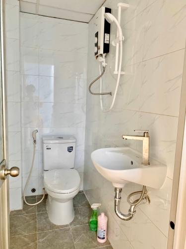 Toilet Nhà phố Quận 7 hướng Tây diện tích đất 3mx7m, hẻm xe máy.