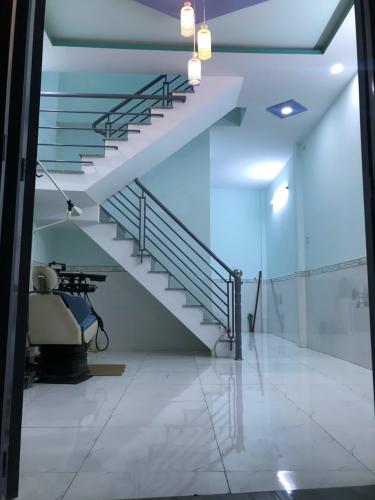 Phòng khách Nhà phố Quận Bình Tân hướng Bắc, sổ hồng riêng bàn giao nhanh.