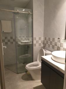 Phòng tắm Sunrise CityView, Quận 7 Căn hộ Office-tel Sunrise City View hướng Bắc, view thành phố.