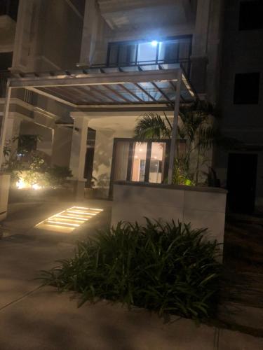 Mặt tiền nhà phố Huyện Nhà Bè Nhà phố hướng Đông Nam diện tích 126m2, bàn giao đầy đủ nội thất.