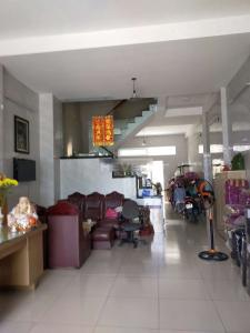 Phòng khách nhà phố Quận Bình Tân Nhà phố Q.Bình Tân hướng Nam diện tích sử dụng 292m2, sổ hồng riêng.