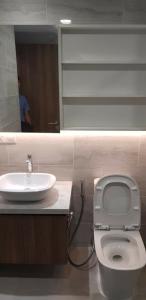 Toilet căn hộ Kingdom 101 Bán căn hộ Kingdom 101 2 phòng ngủ Quận 10, diện tích 61m2