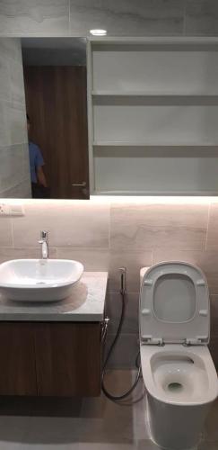 Toilet căn hộ Kingdom 101 Bán căn hộ Kingdom 101 2 phòng ngủ Quận 10, diện tích 61m2