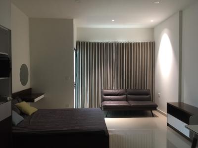 Bên trong officetel Sunrise CityView Office-tel Sunrise CityView đầy đủ nội thất, view thành phố.