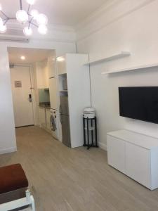 Phòng khách The Manor, Bình Thạnh Căn hộ The Manor đầy đủ nội thất, ban công hướng Đông Nam.