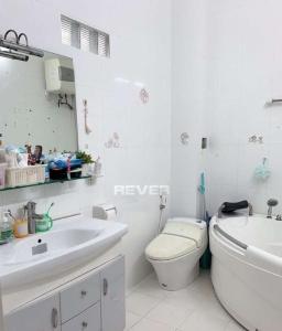 Phòng tắm nhà phố Quận Bình Tân Nhà phố mặt tiền đường nội thất đầy đủ