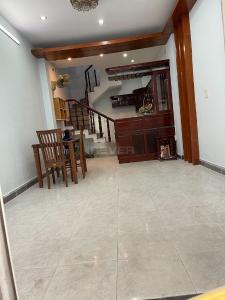 Phòng khách nhà phố Huỳnh Tấn Phát, Quận 7 Nhà phố hướng Đông, hẻm bê tông sạch sẽ, khu dân cư an ninh.