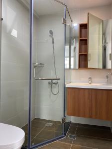 Nhà vệ sinh SSR Căn hộ Saigon South Residence đầy đủ nội thất, view nội khu.