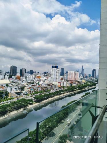 View ban công The Gold View, Quận 4 Căn hộ The Gold View tầng trung, đón view sông Sài Gòn mát mẻ.