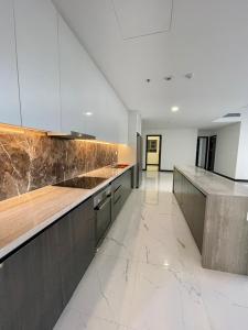 Căn hộ Empire City, Quận 2 Căn hộ Empire City tầng 14 view đón gió mát mẻ, nội thất cơ bản.