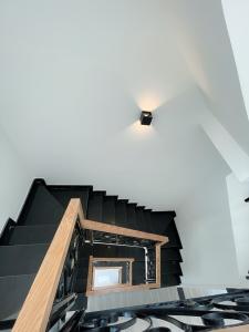 Không gian nhà phố Quận Bình Thạnh Nhà phố có 2 mặt tiền hẻm xe hơi hướng Bắc thoáng mát, sổ hồng riêng.