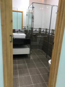 Phòng tắm nhà phố Nhà phố cửa hướng Đông hẻm xe hơi rộng, kết cấu 3 tầng.