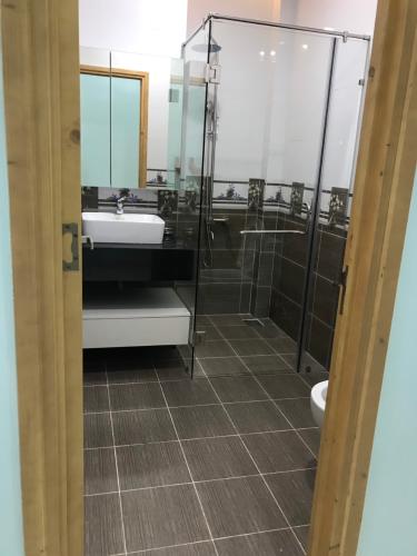 Phòng tắm nhà phố Nhà phố cửa hướng Đông hẻm xe hơi rộng, kết cấu 3 tầng.