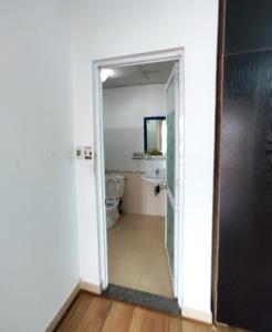 Phòng tắm căn hộ chung cư Đông Hưng Căn hộ chung cư Đông Hưng tầng trung, cửa hướng Đông Bắc.