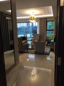 Phòng khách Feliz En Vista Quận 2 Căn hộ Feliz En Vista nội thất sang trọng, view nội khu.