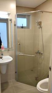 Phòng tắm căn hộ Lux Garden, Quận 7 Căn hộ tầng 5 Lux Garden ban công Tây Bắc thoáng mát, đầy đủ nội thất.