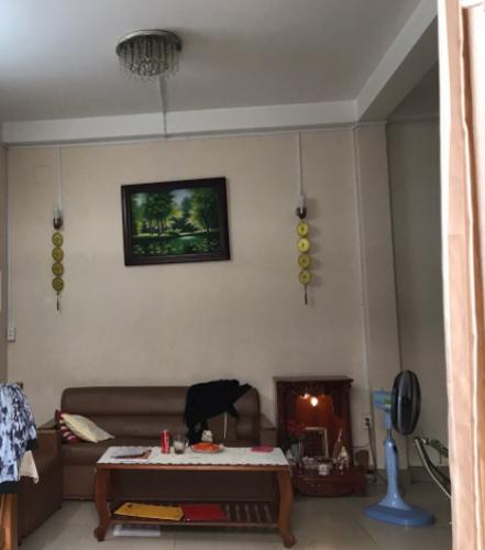 Phòng khách nhà phố Bến Vân Đồn, Quận 4 Nhà phố hướng Đông, nằm trong hẻm khu dân cư đông đúc.