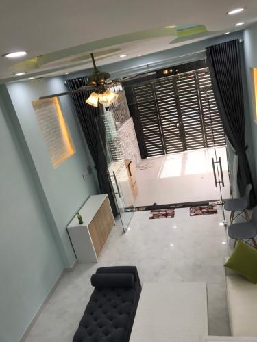 Không gian nhà phố Nhà phố cửa hướng Đông hẻm xe hơi rộng, kết cấu 3 tầng.