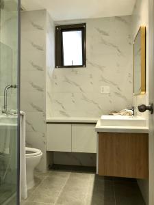 Nhà vệ sinh căn hộ Saigon South Residence, Nhà bè Căn hộ Saigon South Residence đầy đủ nội thất tiện nghi, view nội khu.