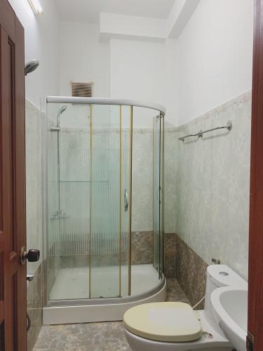 Toilet Nhà phố hướng Đông Nam, nằm trong khu dân cư an ninh.