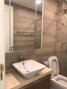 phòng tắm Căn hộ Vinhomes Golden River tầng trung, view Tây Nam.