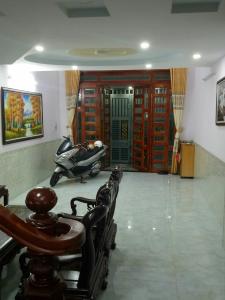 Phòng khách nhà phố Quận Gò Vấp Nhà phố hướng Tây Bắc diện tích sử dụng226.7m2, đầy đủ nội thất.