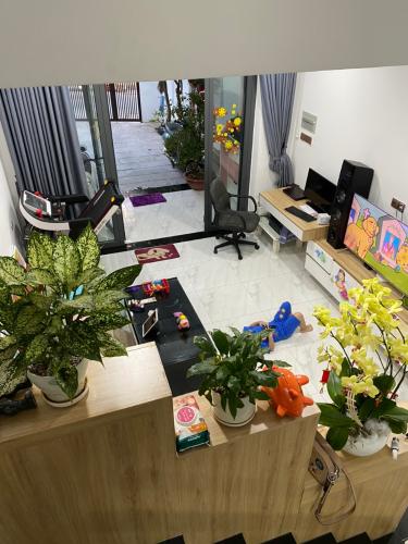 Phòng khách nhà phố đường số 2, Quận 2 Nhà phố hướng Đông, mặt tiền đường nhựa xe hơi.