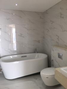 Phòng tắm căn Lofthouse Diamond Island, Quận 2 Căn hộ Duplex Diamond Island, view thoáng mát, cửa hướng Tây Bắc.