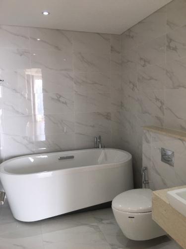 Phòng tắm căn Lofthouse Diamond Island, Quận 2 Căn hộ Duplex Diamond Island, view thoáng mát, cửa hướng Tây Bắc.