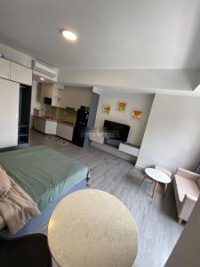 Phòng khách Botanica Premier, Tân Bình  Officetel Botanica Premier hướng Tây Nam, view nội khu.