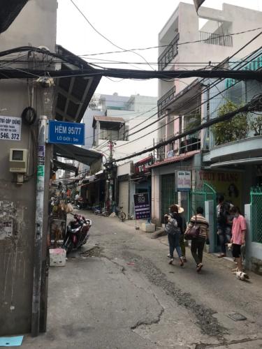 Hẻm nhà phố đường Lê Văn Lương, Quận 7 Nhà phố hướng Nam nội thất cơ bản, bàn giao ngay sổ hồng.