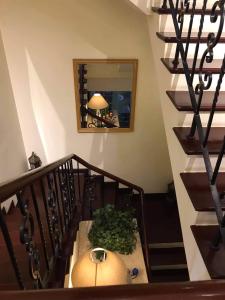 Cầu thang nhà phố Nhà phố vườn 2 mặt tiền cửa chính hướng Đông Bắc, diện tích đất 126m2.