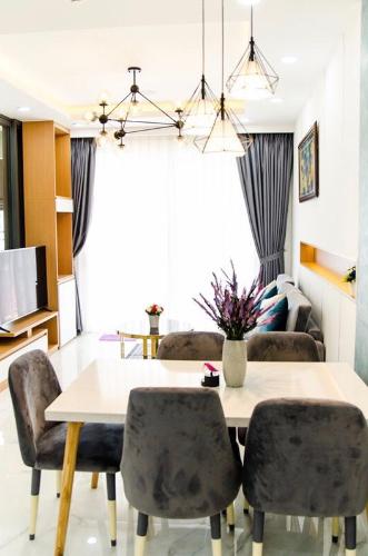 Bán căn hộ Sunrise Riverside, nội thất gam màu vàng vô cùng tươi sáng.