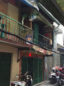 Bán nhà phố đường Đoàn Văn Bơ, 1 phòng ngủ, diện tích đất 20.7m2, sổ hồng đầy đủ.