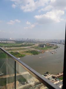 Ban công Vinhomes Golden River, Quận 1 Căn hộ Vinhomes Golden River tầng cao, đầy đủ nội thất.