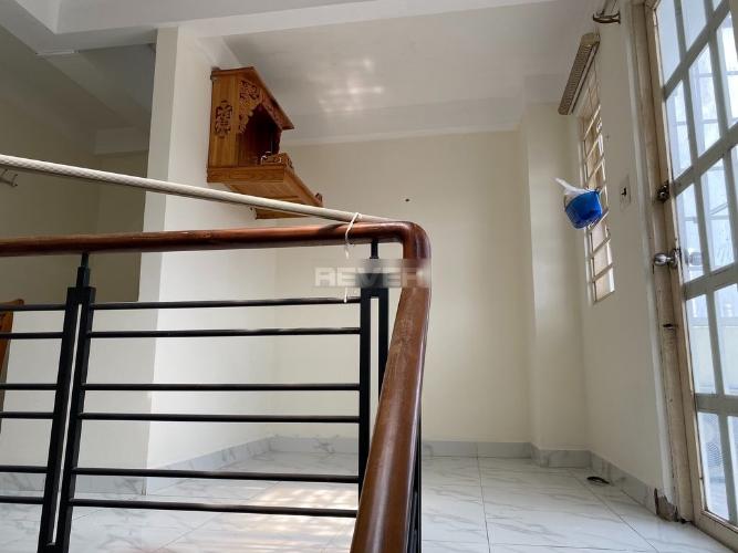 Bên trong nhà phố Huỳnh Tấn Phát, Nhà Bè Nhà phố hướng Đông hẻm nhựa xe hơi ra vào, diện tích 200m2.